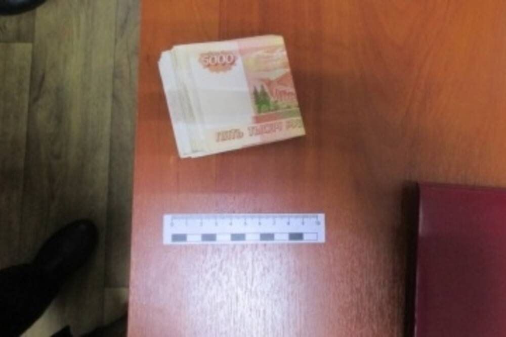 Житель Смоленска попытался купить права за 40 тысяч рублей