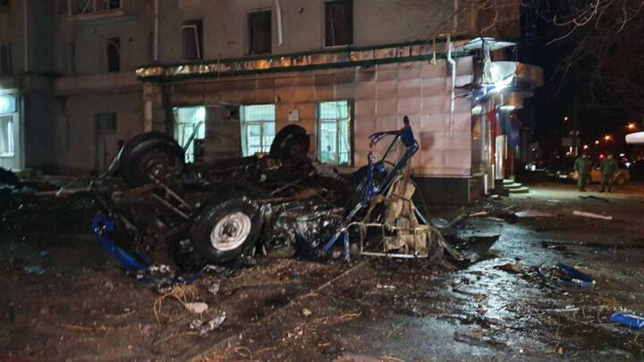После взрыва машины в Луганске двум раненым оказывают помощь