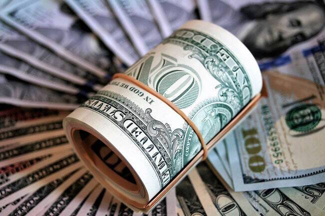 «Доллар по 100 рублей и нефть по $100»: оценен потенциал просадки российской валюты