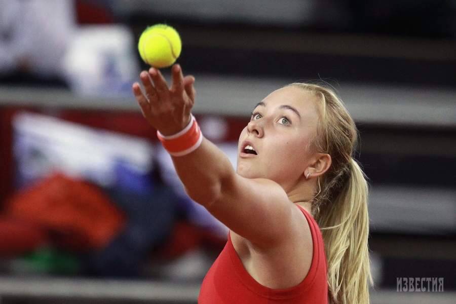 Российская теннисистка Потапова прошла в следующий раунд турнира в Гвадалахаре благодаря технической победе над украинкой Цуренко