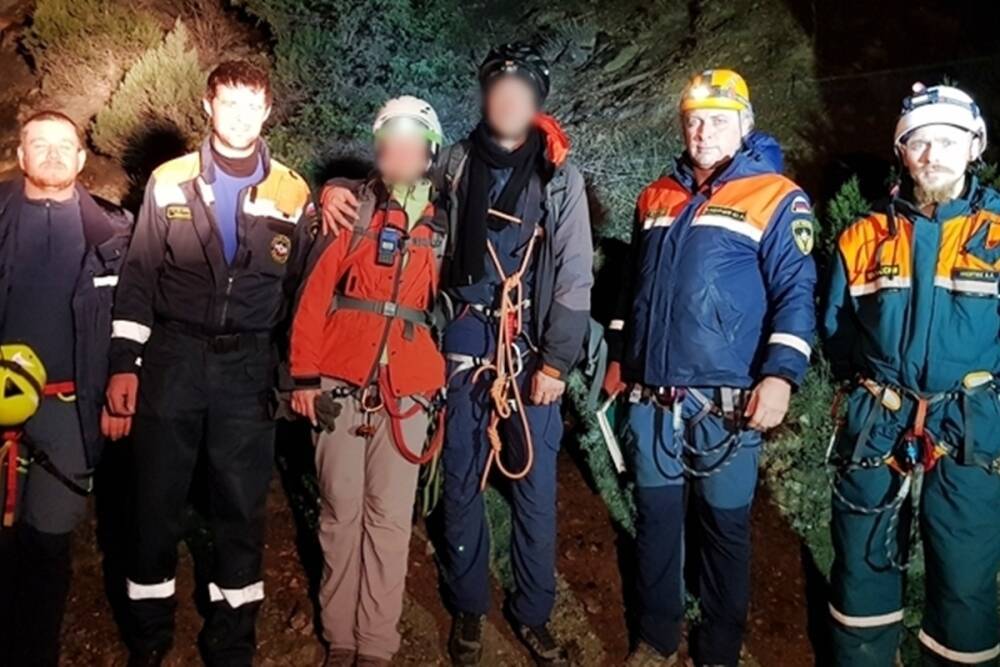 Спасатели три часа под дождем снимали с горы Сокол туристов-скалолазов