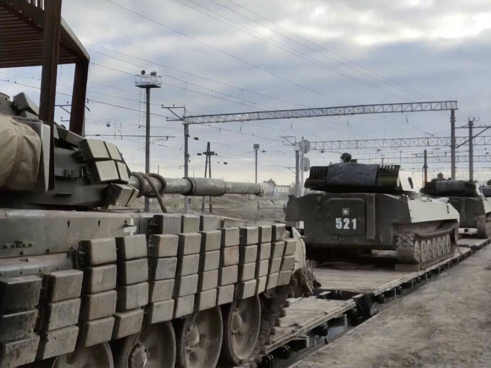 "Танки, очень много". Жители Донецка сообщили о передвижении большой колонны российской военной техники к линии фронта