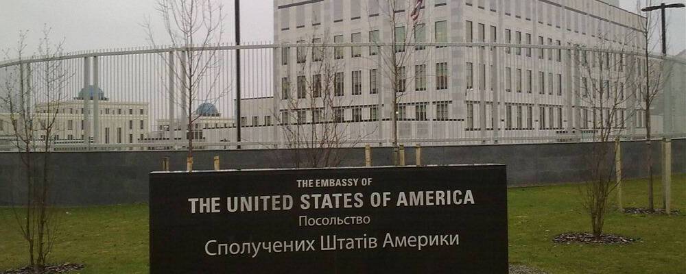 Bloomberg: США вывезут оставшихся на Украине дипломатов в Польшу