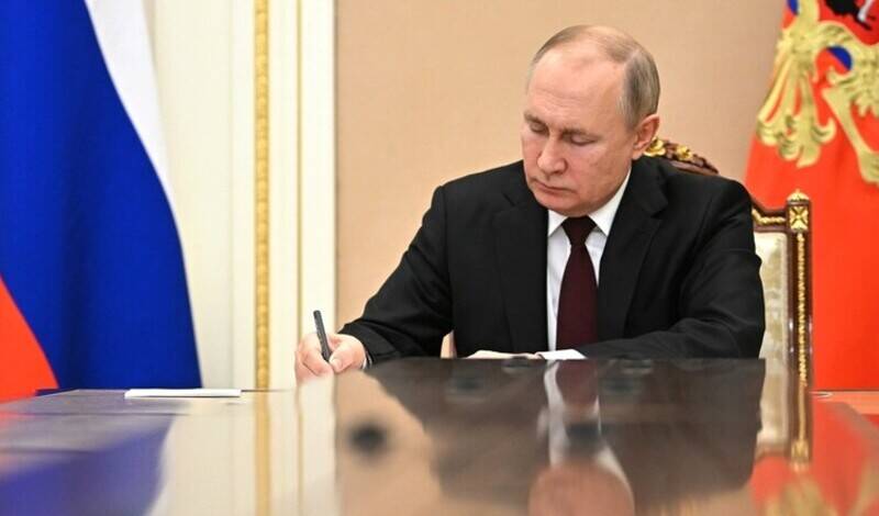 Владимир Путин поручил поддержать мир в ДНР и ЛНР вооруженными силами