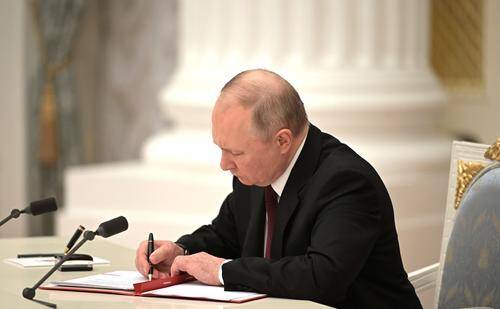 Владимир Путин поручил российским военным обеспечить поддержание мира в признанных Россией ДНР и ЛНР