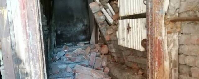 В Омске в подъезде жилого дома обрушилась стена