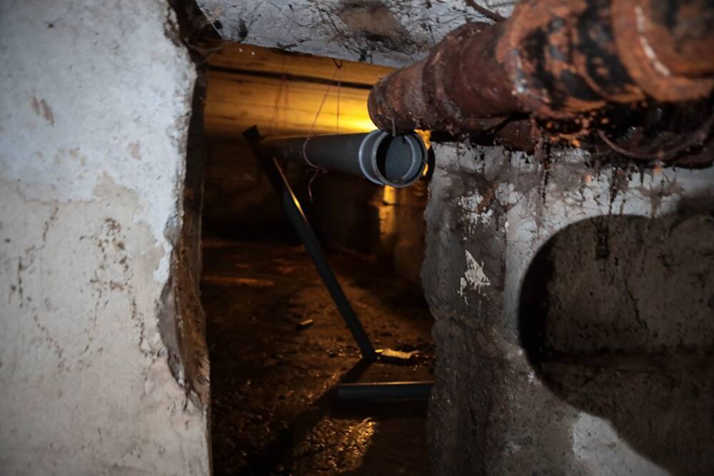 В Магнитогорске подвал многоэтажного дома превратился в ледяную пещеру