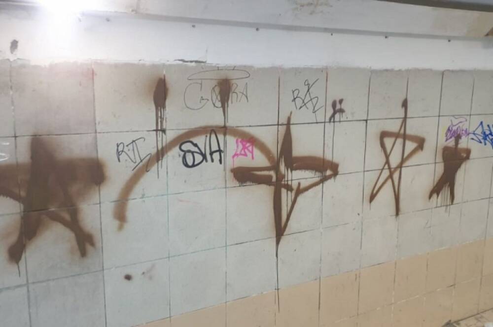 Подземный переход в Хабаровске изуродовали подростки