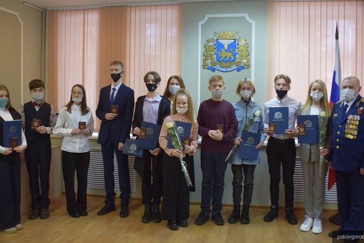 14-летние псковичи получили первые паспорта накануне Дня защитника Отечества