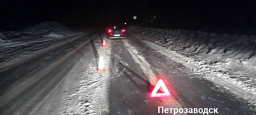 В Петрозаводске автомобиль сбил ночью мужчину, стоявшего на краю дороги