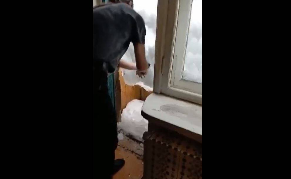 В Костроме мерзнет семья с маленькими детьми из-за пробитого снежной глыбой балкона