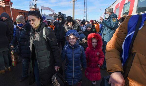 Будет "гуманитарный конвой". Что ждет беженцев из Донбасса в России