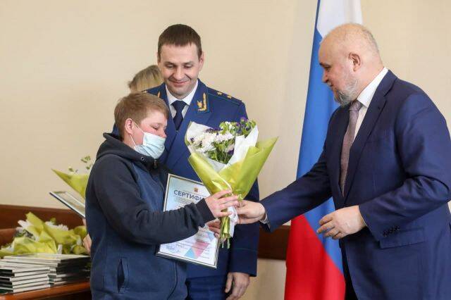 В Кузбассе дети-сироты получили сертификаты на 1,4 млн рублей для покупки жилья