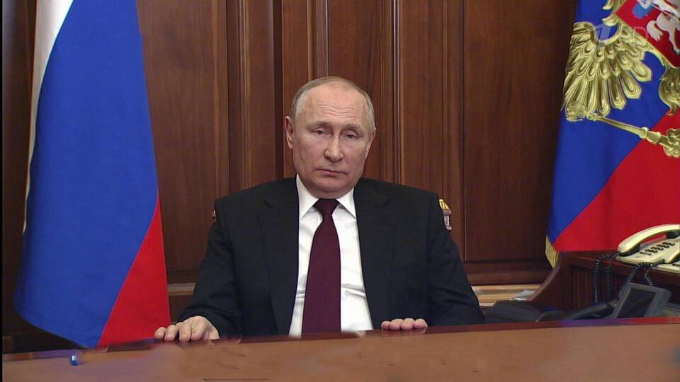 Вопрос о признании независимости ЛНР и ДНР Владимир Путин обсудил накануне на заседании Совета безопасности России