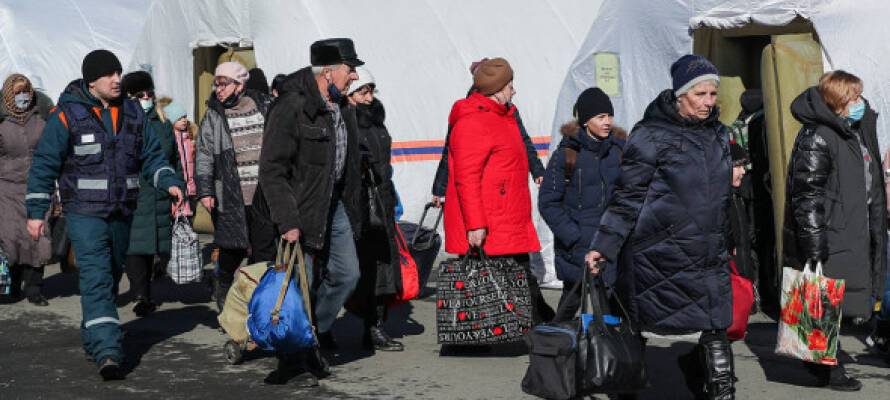 Около 80% россиян поддерживают решение о приеме беженцев из Донбасса, показал опрос
