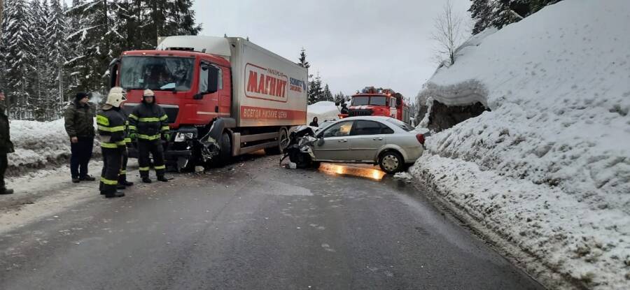 Фура и автомобиль столкнулись в лобовую на трассе в Карелии: ранены женщина и ребенок
