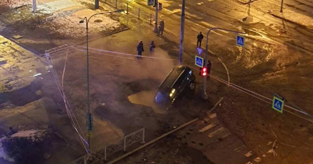 Водитель провалился в яму с кипятком и обварился в Петербурге