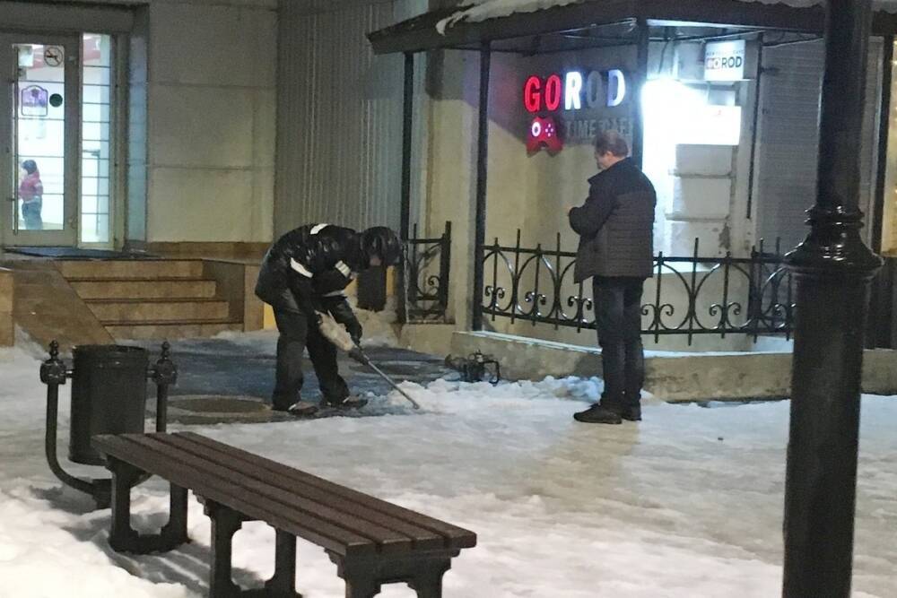 На главной улице Саратова лед долбят бытовым перфоратором