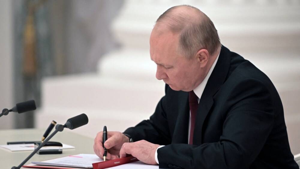 Совет Федерации разрешил Путину использовать армию за рубежом
