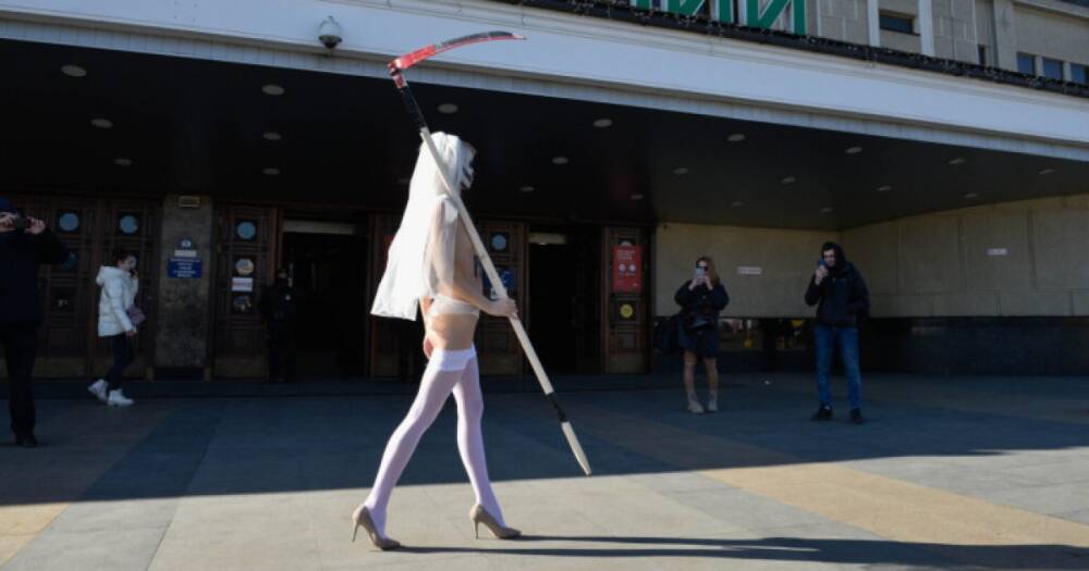 Психотерапевтический эффект: активистка Femen пришла с косой под ж/д вокзал Киева (фото)