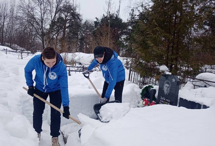«Волонтеры Победы» очистили могилу Саши Забелина от снега в Тихвине