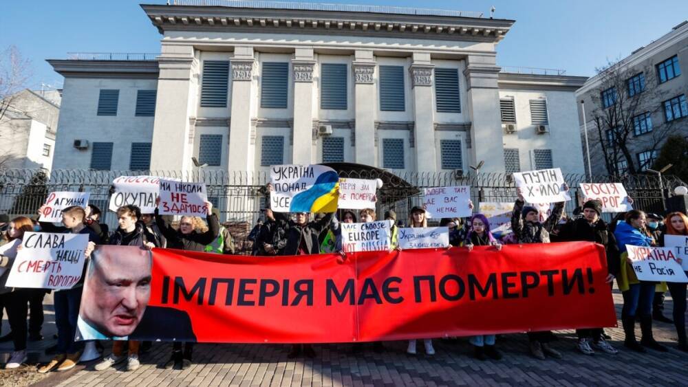 Россия эвакуирует сотрудников посольства и консульств в Украине