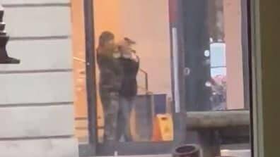Вооруженный мужчина захватил заложников в магазине Apple в Амстердаме