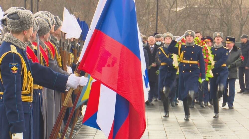 Накануне Дня защитника Отечества в Воронеже возложили цветы к Могиле Неизвестного Солдата