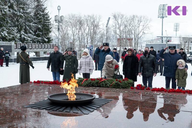 В Сыктывкаре в День защитника Отечества возложили цветы к мемориалам