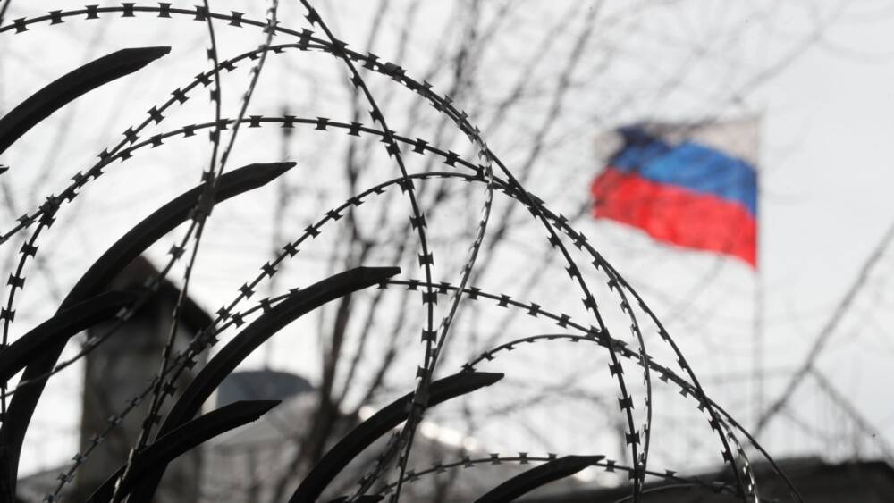 Россия начала эвакуацию персонала посольства и консульств с Украины