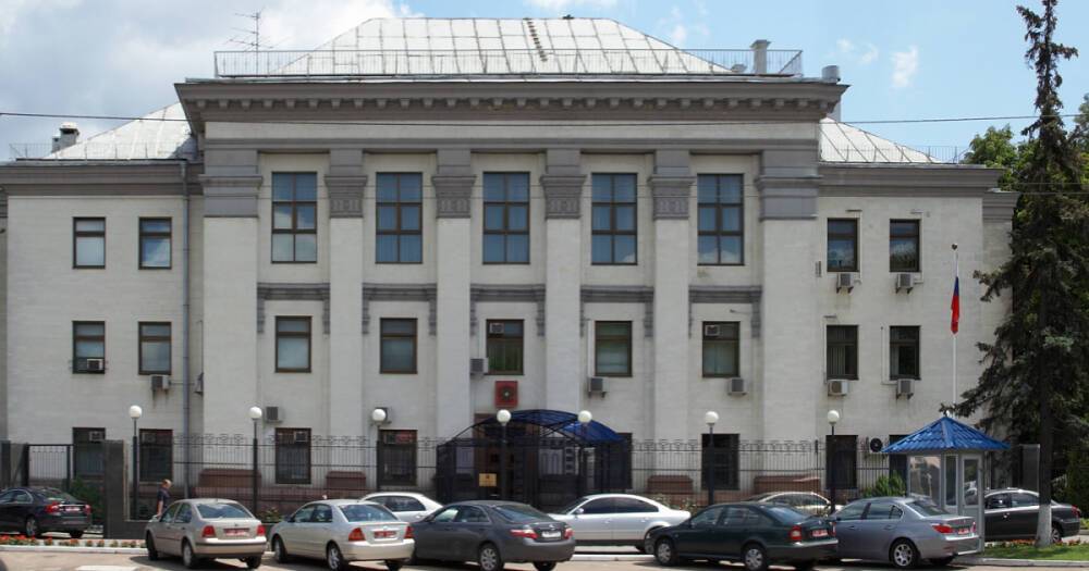 Процесс пошел: Россия начала эвакуацию своих дипломатов из Украины (ФОТО)