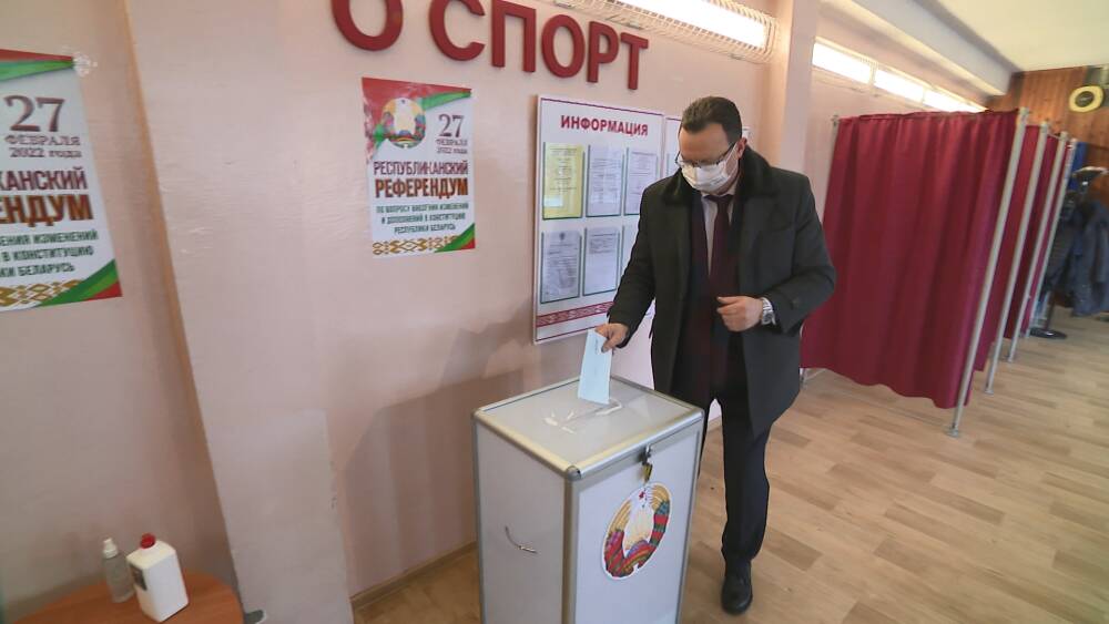 Министр здравоохранения Беларуси принял участие в досрочном голосовании на референдуме