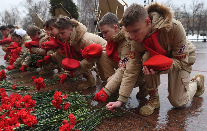Молодёжь Москвы возложила цветы к памятнику Александру Суворову
