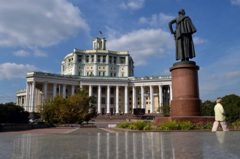 Молодежь Москвы возложила цветы к памятнику Александра Суворова