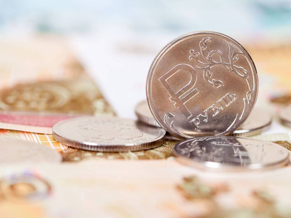 Курс рубля к доллару упал до двухлетнего минимума