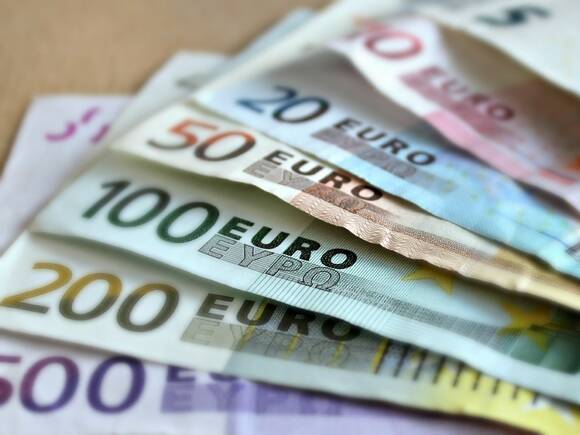 Курс евро впервые с прошлого года достиг 92 рублей