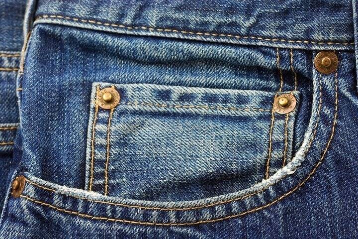 Житель Северска стал фигурантом уголовного дела за неоплаченные джинсы в магазине