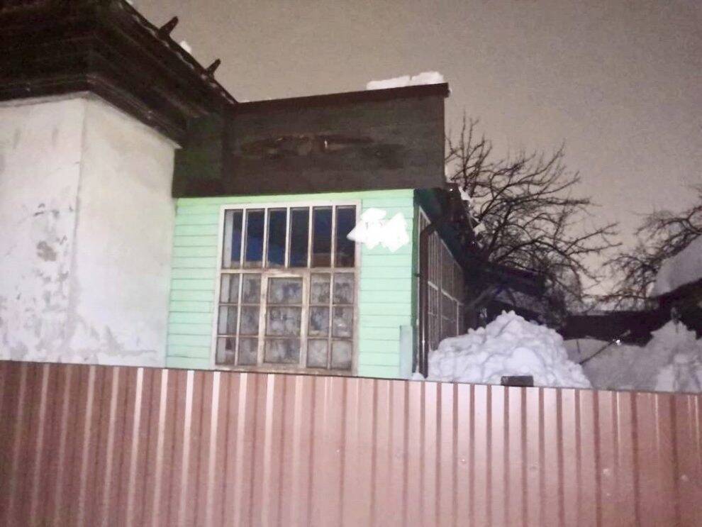 В Удмуртии погибла женщина из-за схода снега с крыши