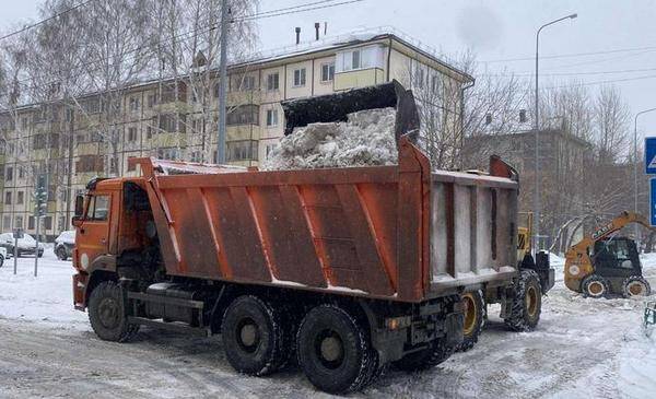 В Тюмени выпавший ночью снег убирают на 292 улицах