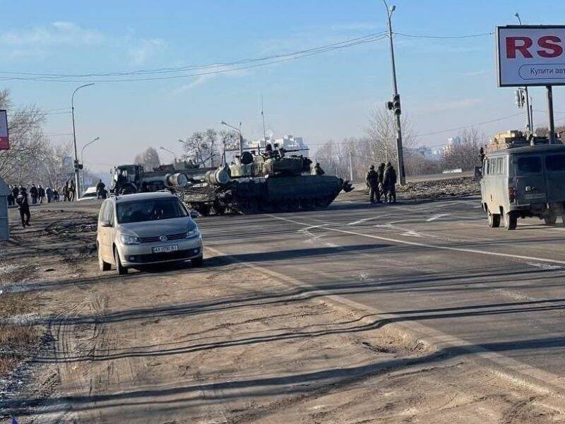 Очевидцы сняли на видео колонны российских танков под Харьковом