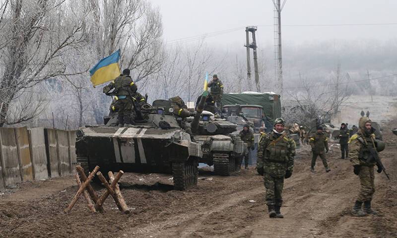 Украинские военные массово покидают позиции в Донбассе