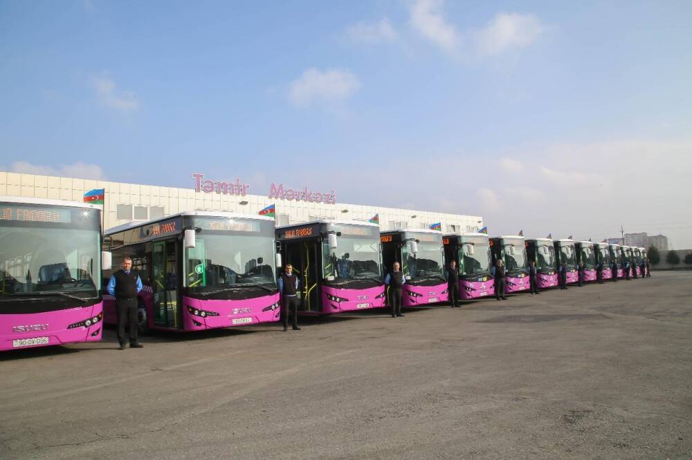 В Баку на ряд маршрутов вышли новые автобусы