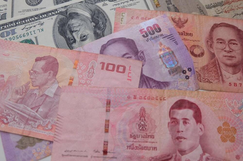 В Новосибирске курс продажи долларов в банках превысил 100 рублей