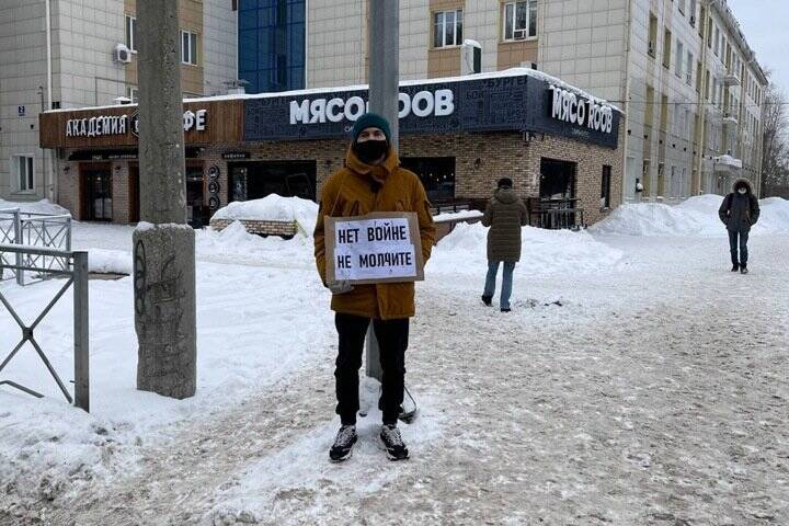Новосибирцы начали выходить на пикеты против войны в Украине