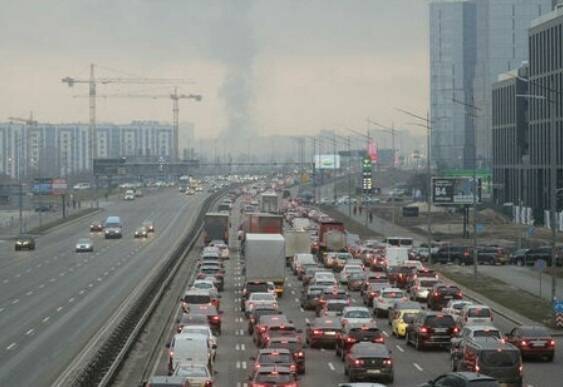 Жительница Киева рассказала о панике, огромных очередях и пробках на выезде из города