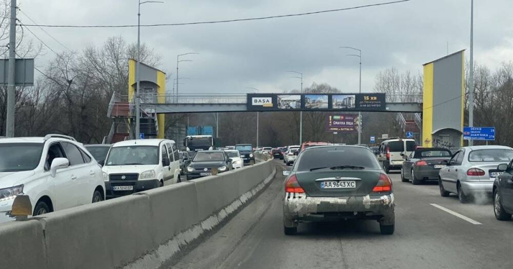 На Обуховской трассе длинные очереди из автомобилей на выезд из Киева (фото, видео)