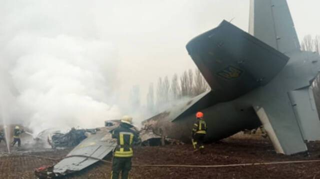 На Киевщине упал военный самолет ВСУ: 5 погибших