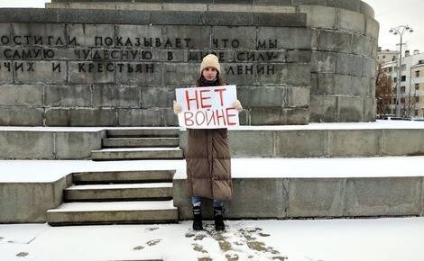 В Екатеринбурге горожане, которые выступают против войны на Украине, вышли на одиночные пикеты