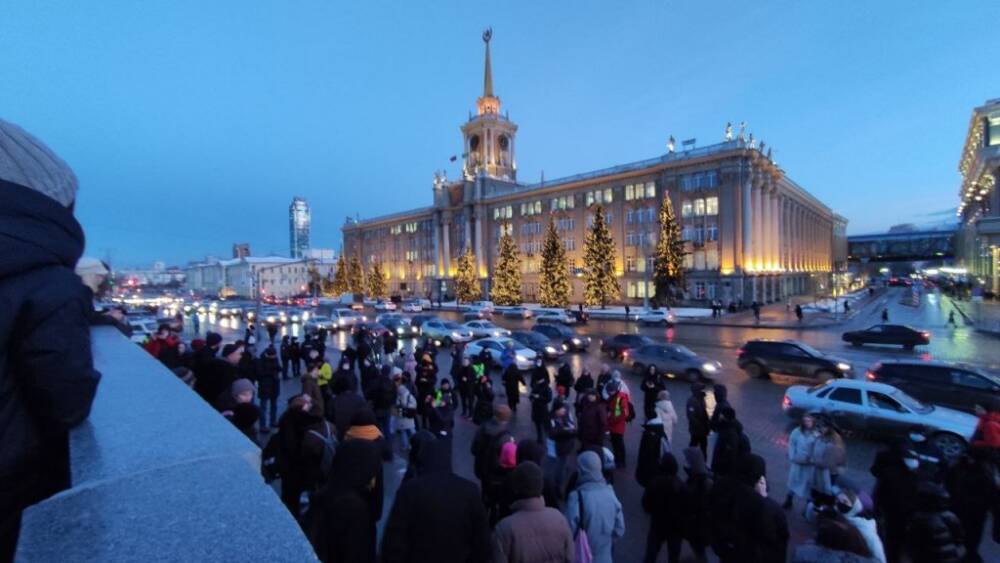 На стихийном пикете в Екатеринбурге скандируют «Нет войне!” (ФОТО)