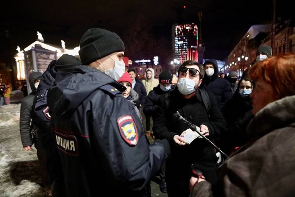 В Челябинске на акции против военных действий на Украине задержали пять человек